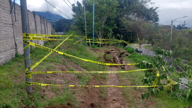 DESLIZAMIENTO EN SANTO DOMINGO DEJA VECINOS DE PARÁ SIN AGUA