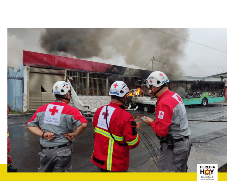 UN FALLECIDO Y SIETE HERIDOS TRAS COLISIÓN DE AUTOBÚS QUE SE INCENDIÓ