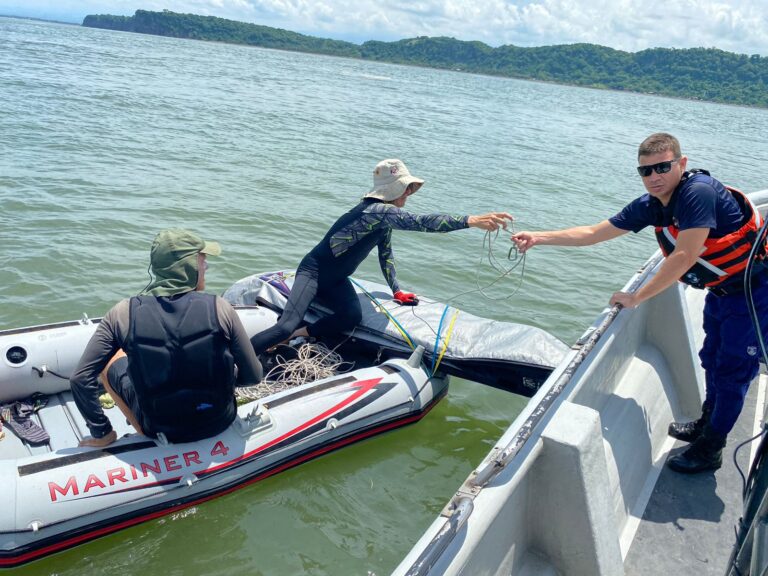 GUARDACOSTAS RESCATA A TURISTAS QUE NAUFRAGARON A BORDO DE UN BOTE INFLABLE