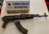 HOMBRE LANZA AK 47 Y HUYE HACIA LA MONTAÑA AL VER POLICÍAS