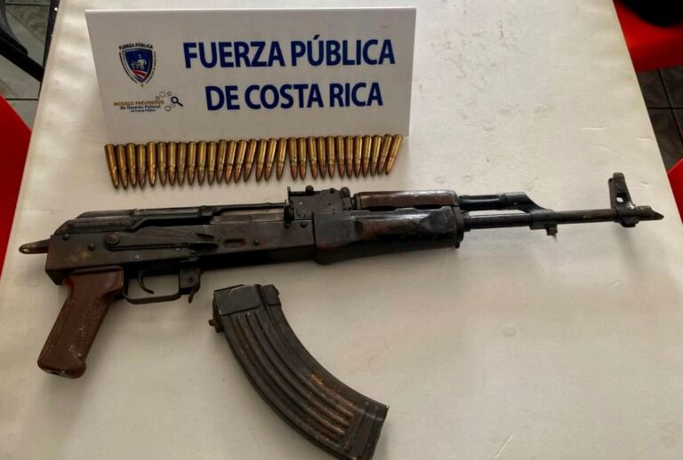 HOMBRE LANZA AK 47 Y HUYE HACIA LA MONTAÑA AL VER POLICÍAS