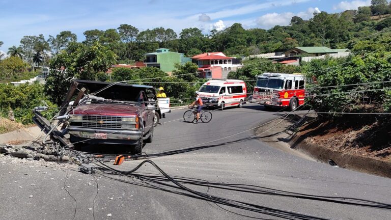 RAFAELEÑOS SIN LUZ POR CHOQUE CONTRA POSTE