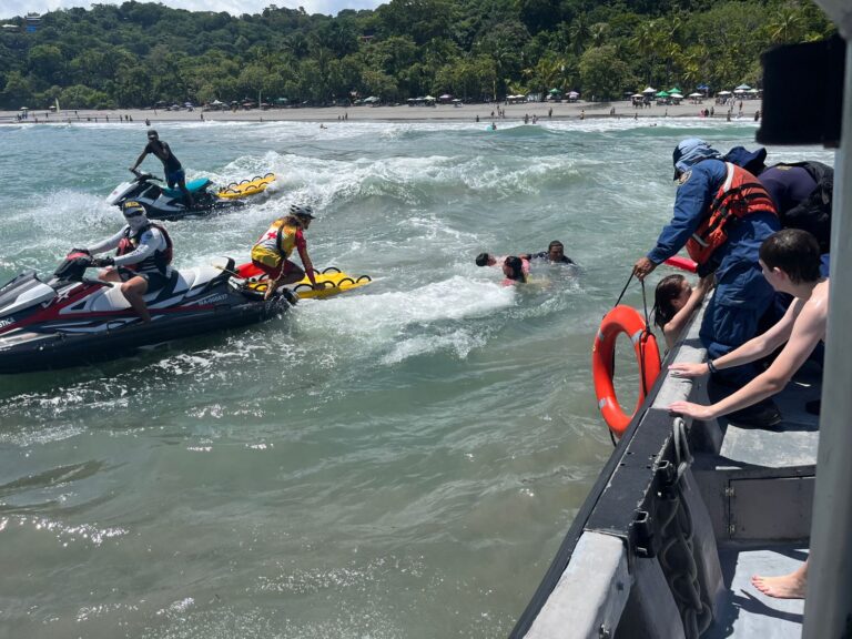 RESCATAN A TRES TURISTAS ARRASTRADOS POR CORRIENTES EN QUEPOS