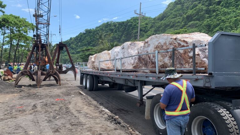 PIEDRAS DE 7 TONELADAS BUSCAN PROTEGER CARRETERA EN CALDERA