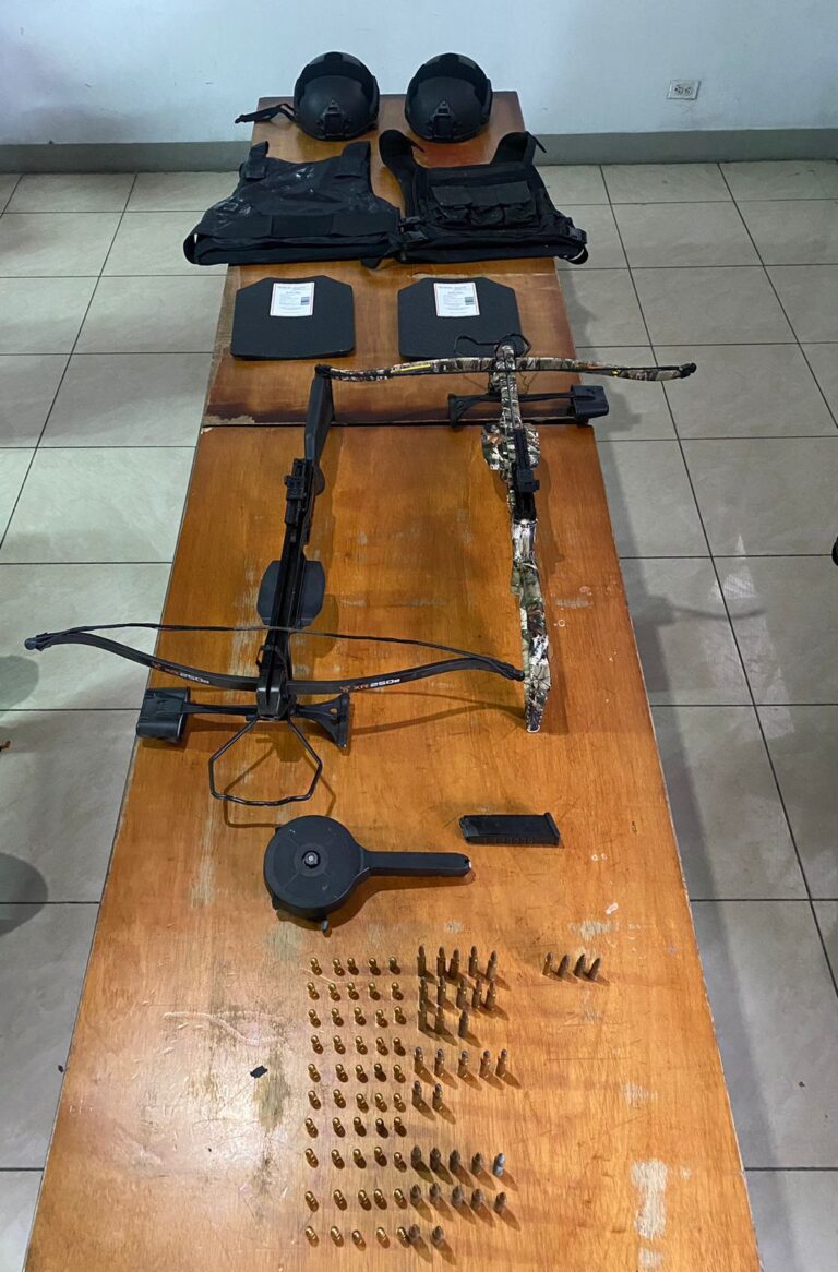 BALLESTAS, CASCOS Y CHALECOS DECOMISADOS EN EL POCHOTE