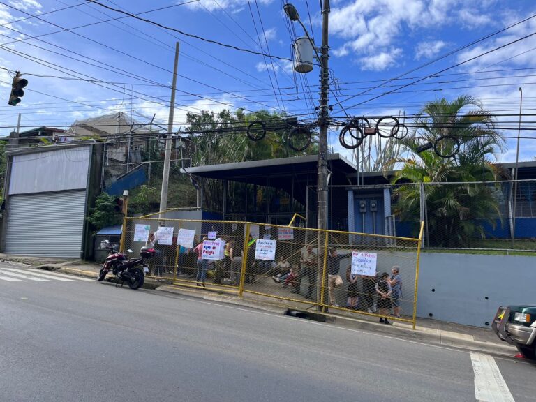 CIERRAN ESCUELA LABORATORIO PARA PEDIR CAMBIO DE DIRECTORA