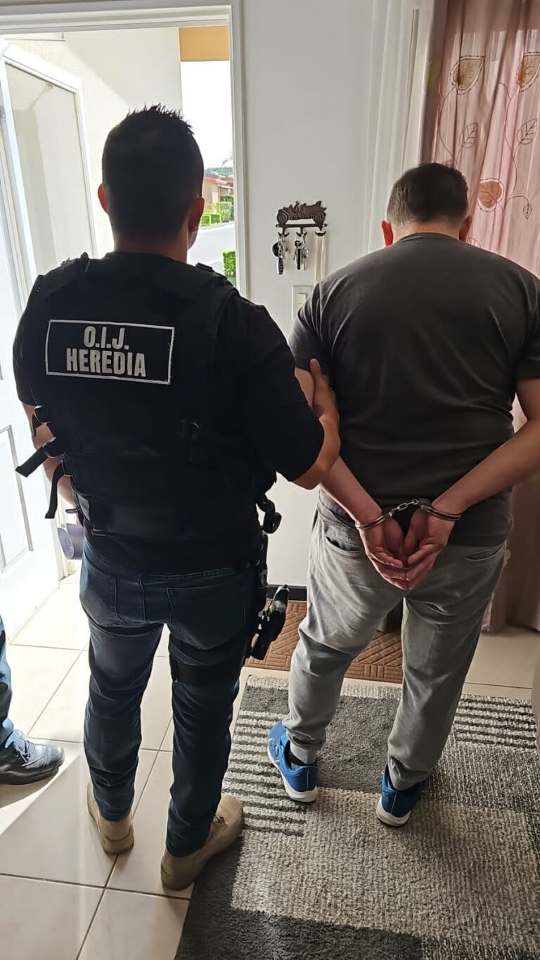DETIENEN A PROFESOR POR ROBO DE COMPUTADORAS EN CTP DE BARVA