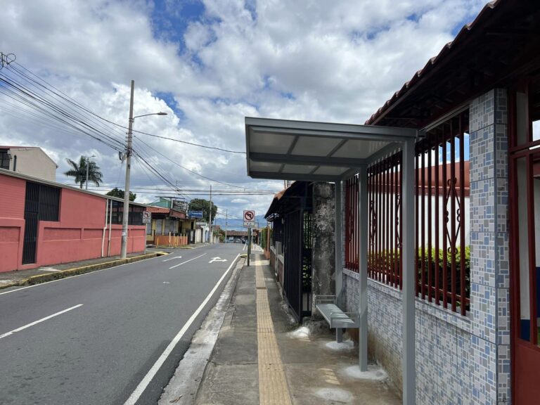 BARVEÑOS ESTRENAN CASETAS EN PARADAS DE BUSES