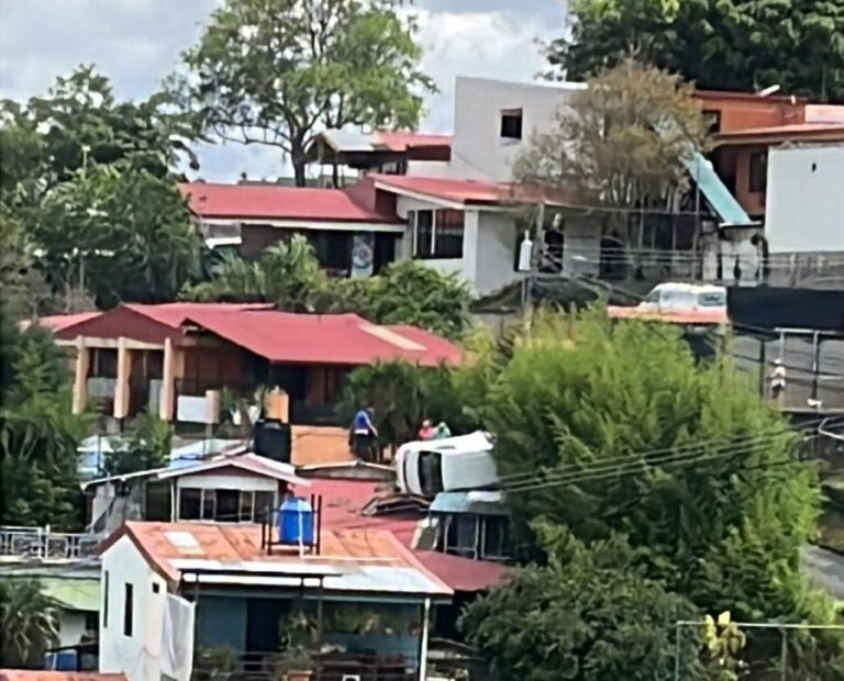 Tremendo susto se llevaron los habitantes de esta vivienda en Birrí