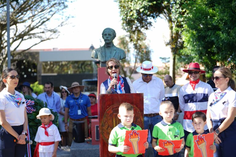 PEQUEÑOS HEREDIANOS RINDIERON HOMENAJE A MANUEL MARÍA GUTIÉRREZ