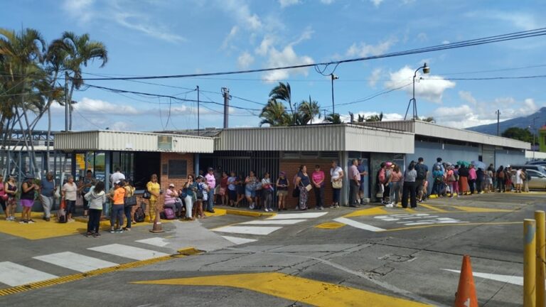 HASTA CINCO HORAS ESPERARON HEREDIANOS PARA INSCRIBIRSE EN EL PALACIO DE LOS DEPORTES
