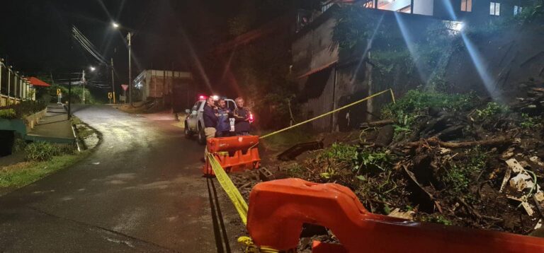 LLUVIAS CAUSAN EMERGENCIA EN PUENTE SALAS