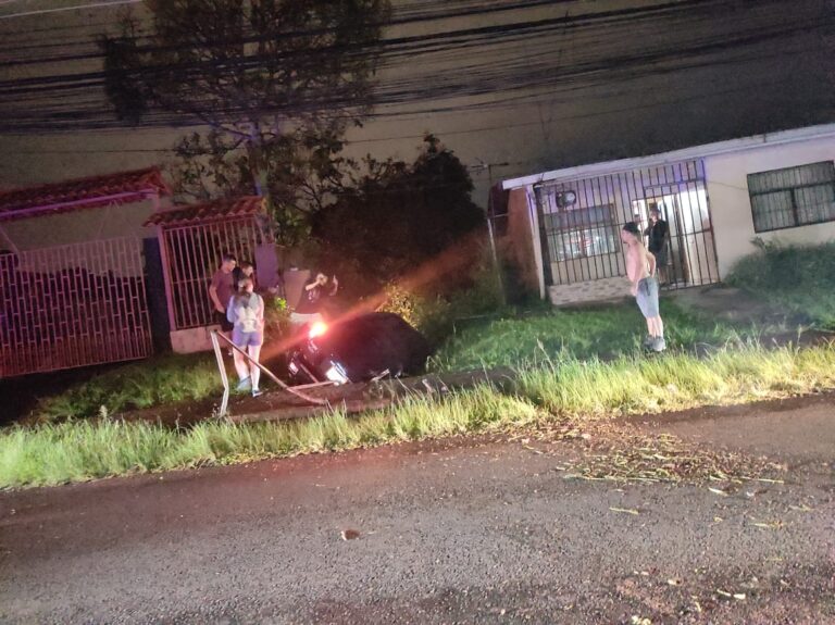 VEHÍCULO CAE EN CUNETA EN SANTA BÁRBARA
