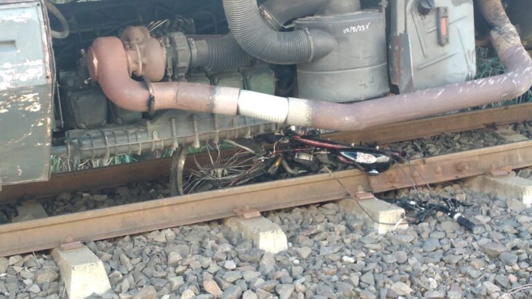 MOTOCICLISTA MUERE EN LAS VÍAS DEL TREN EN SANTA ROSA