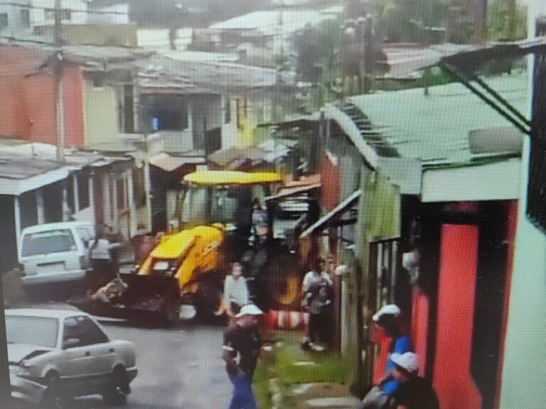 BACKHOE SE LLEVA MOTO, CARRO Y TERMINA CONTRA UNA CASA