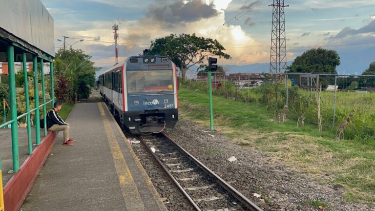 DESTINO INCIERTO: LA REALIDAD DE LOS MILES DE USUARIOS DEL INCOFER EN LA RUTA SAN JOSÉ-HEREDIA