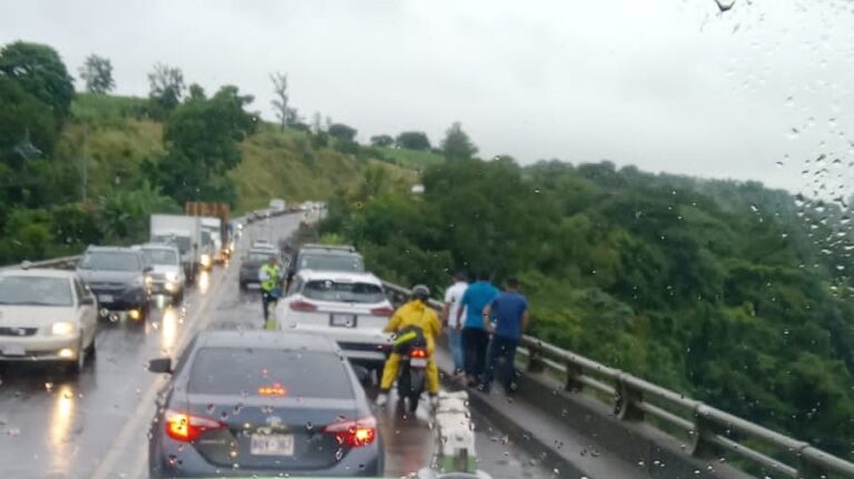 CONGESTIONAMIENTO EN SALIDA DE GRECIA POR PERSONA QUE SE LANZÓ DEL PUENTE