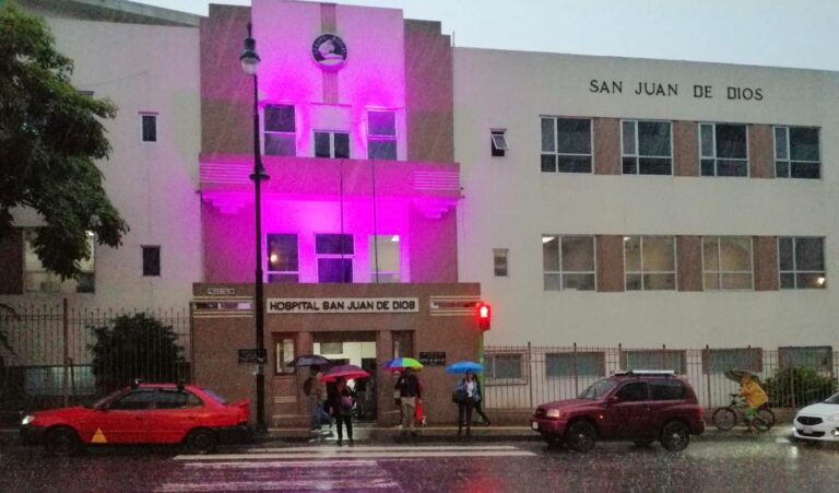 HOSPITAL SAN JUAN SE VISTE DE ROSA EN CONMEMORACIÓN DE LA LUCHA CONTRA EL CÁNCER DE MAMA