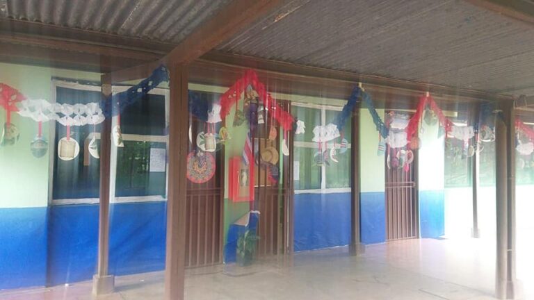 PELEA ENTRE ESTUDIANTES TERMINA CON AMENAZAS A LA DIRECTORA