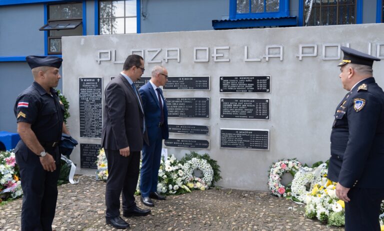 FUERZA PÚBLICA RINDE HOMENAJE A HÉROES QUE MURIERON EN EL CUMPLIMIENTO DEL DEBER