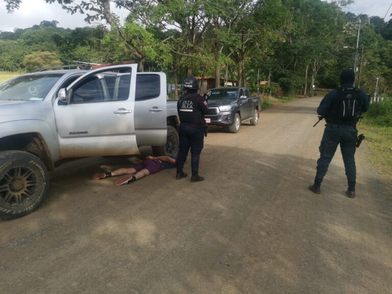 DETIENEN A 6 SUJETOS CON 432 PAQUETES DE COCAÍNA