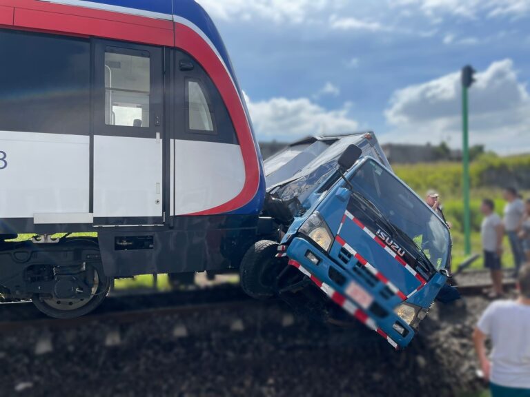 CAMIÓN SE LE METE AL TREN EN CARTAGO