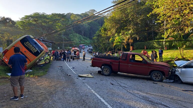PERSONAS ATRAPADAS EN TRIPLE COLISIÓN DE BUS Y VEHÍCULOS