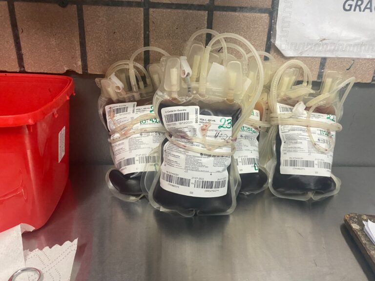 BANCO DE SANGRE DEL CALDERÓN GUARDIA ESPERA DONADORES DURANTE FIN DE AÑO