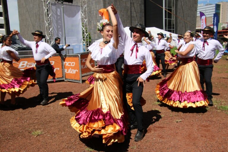 HOMENAJE A BANDA DE ZARCERO POR REPRESENTAR AL PAÍS EN DESFILE DE LAS ROSAS