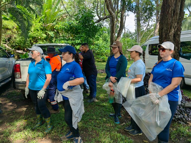 VOLUNTARIOS DE ESPH LIMPIAN DESEMBOCADURA DEL TÁRCOLES