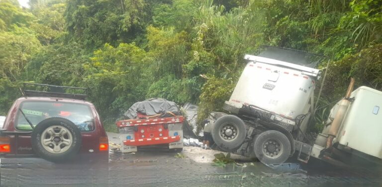 COLISIÓN DE DOS CAMIONES CERCA DEL RÍO SUCIO
