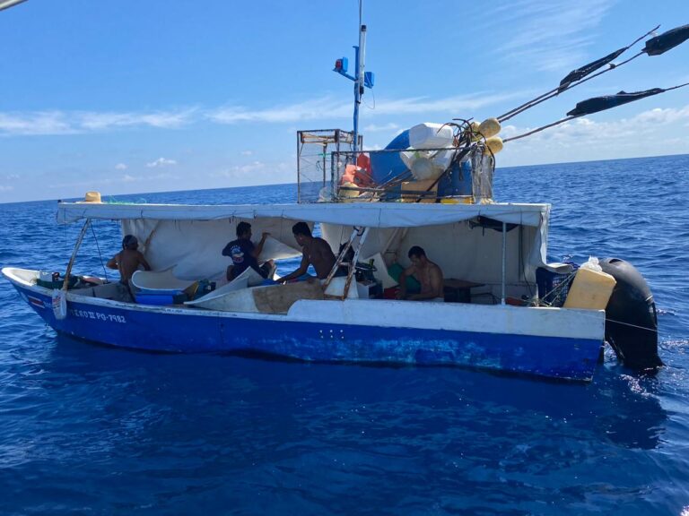 GUARDACOSTAS AUXILIARON A CUATRO PESCADORES QUE ESTABAN A LA DERIVA