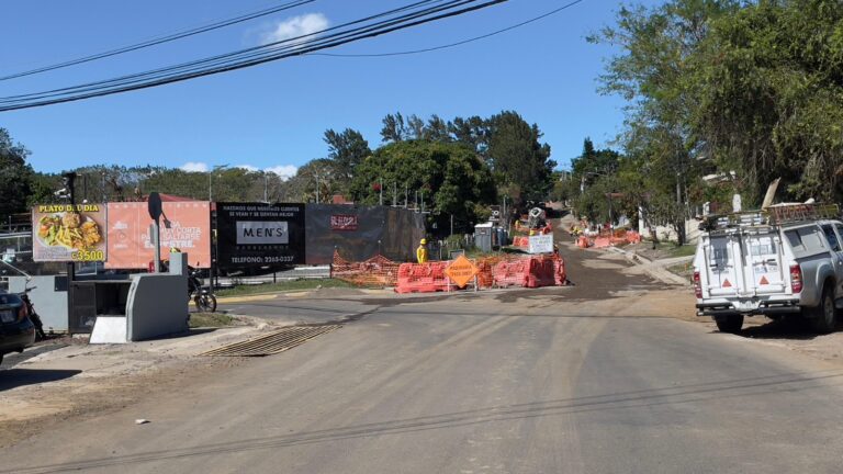 CIERRAN EL PASO EN SAN LORENZO DE FLORES PARA COLOCAR TUBERÍA