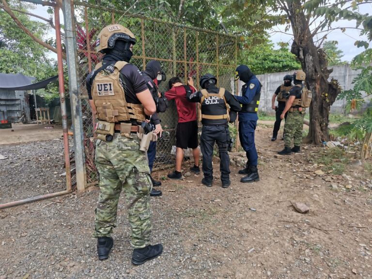 DECOMISAN MOTOS, RADIOS Y ARMAS EN OPERATIVOS POLICIALES EN JACÓ