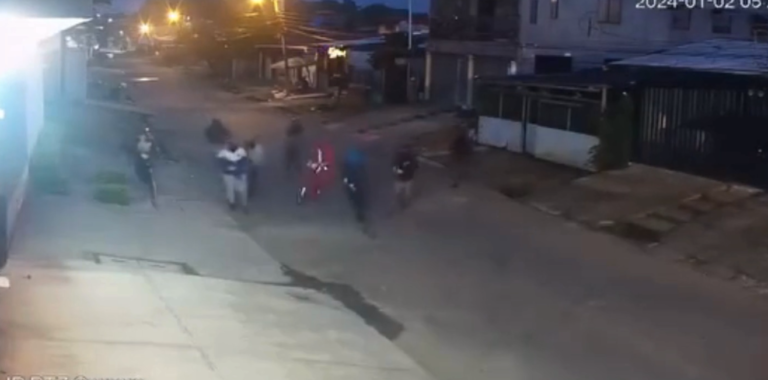 ¡INSÓLITO! UNA DECENA DE SUJETOS ENCAPUCHADOS Y ARMADOS ATACAN VIVIENDA DE LÍDER DE BANDA CRIMINAL