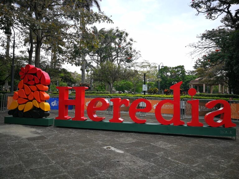 VIENTO DESPRENDIÓ «A» DE PARADERO FOTOGRÁFICO HEREDIA