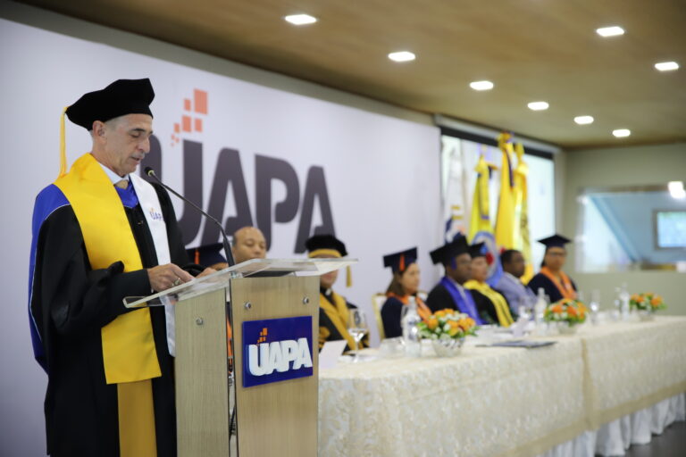 RECTOR DE LA UNED RECIBE DOCTORADO HONORIS CAUSA