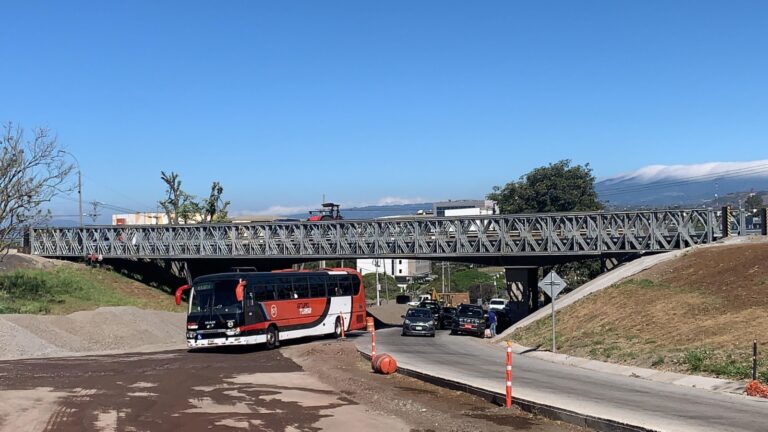 INICIA COLOCACIÓN DE SEGUNDO PUENTE ARMABLE FRENTE AL AEROPUERTO