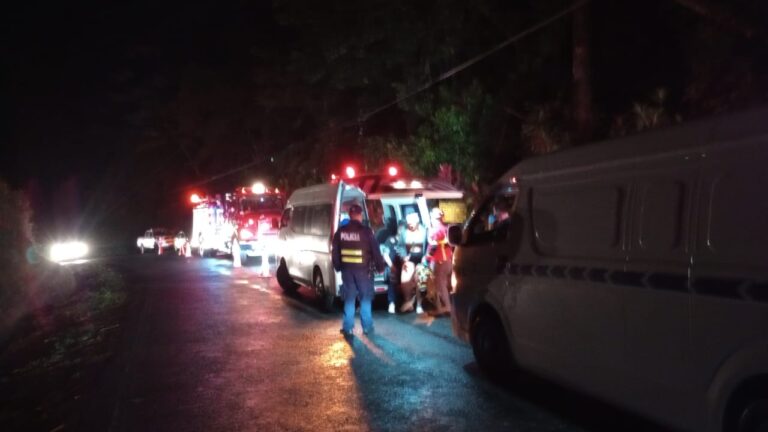 BUSETA CON DIEZ PASAJEROS SE SALE DE LA VÍA EN VARA BLANCA