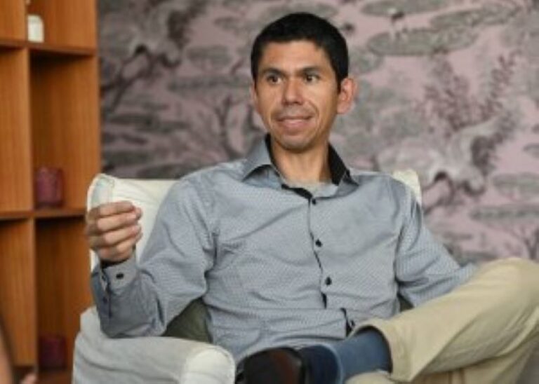 EN AEROPUERTO, FISCALÍA DECOMISA COMPUTADORA A LUIS AMADOR