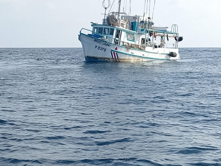 GUARDACOSTAS RESCATÓ TRES EMBARCACIONES A PUNTO DE NAUFRAGAR