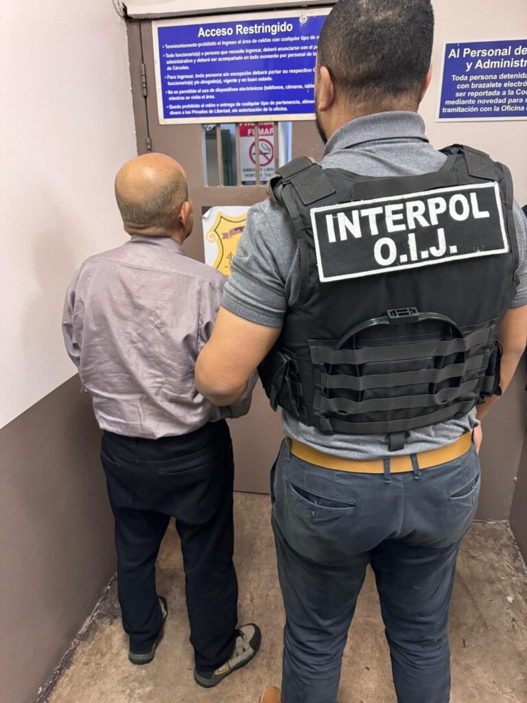 BUSCADO POR INTERPOL DETENIDO AL LLEGAR AL AEROPUERTO
