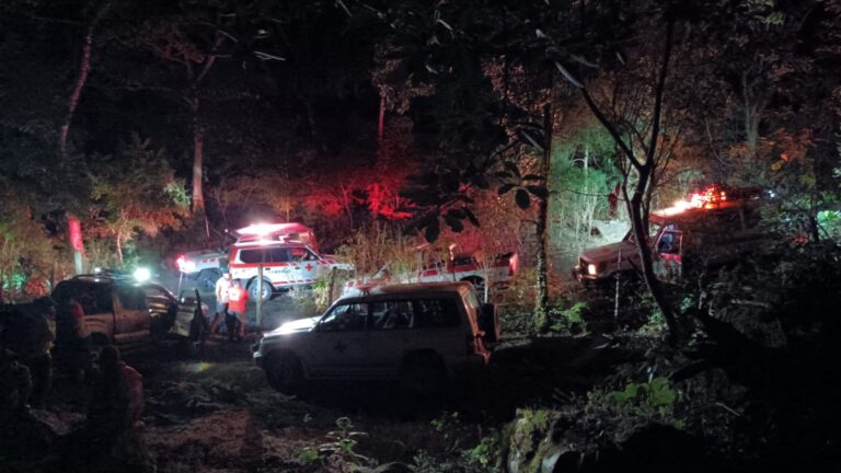 RESCATAN TRES PERSONAS EXTRAVIADAS EN PICO BLANCO, ESCAZÚ