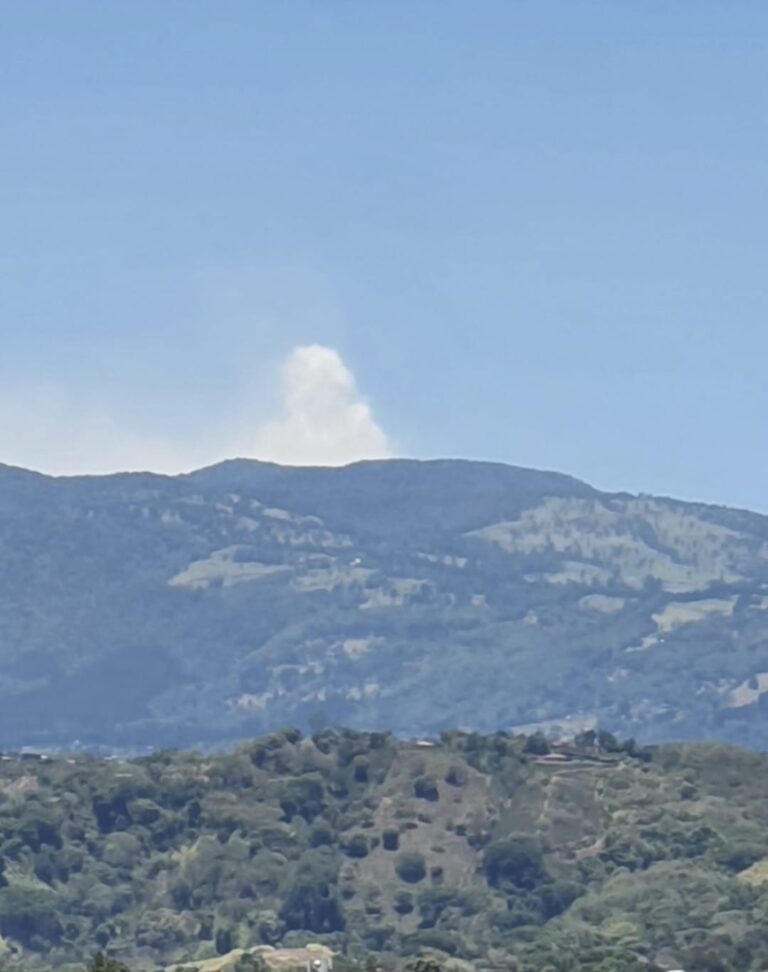 VOLCÁN POÁS MANTIENE ACTIVIDAD CONTINÚA