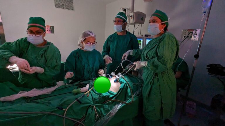CIRUJANOS DE ALAJUELA EXTIRPAN COMPLETAMENTE PRÓSTATA CON TÉCNICA POCO INVASIVA