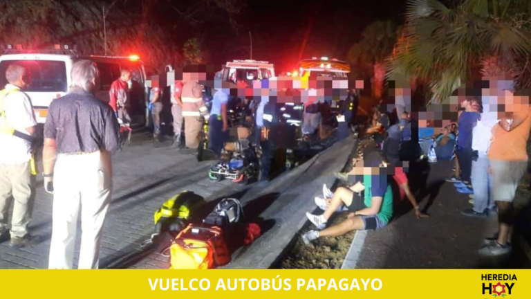 AUTOBÚS CON 44 PASAJEROS CAE A UN GUINDO EN GUANACASTE
