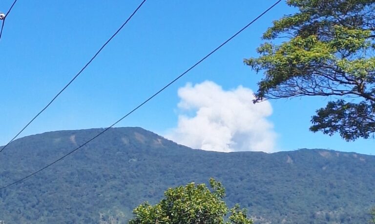 Erupción Volcán Poás la mañana de este 2 de abril.
