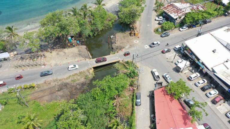 PRIMERO DE TRES PUENTES EN PUERTO VIEJO YA TIENE LOS PILOTES