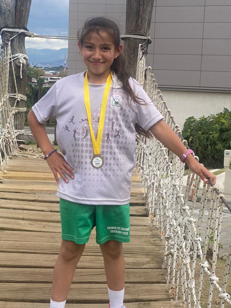 Wendy Luna, alumna de la Escuela Los Cartagos, en Santa Bárbara de Heredia, vio recompensando al lucir orgullosa una medalla en su pecho.