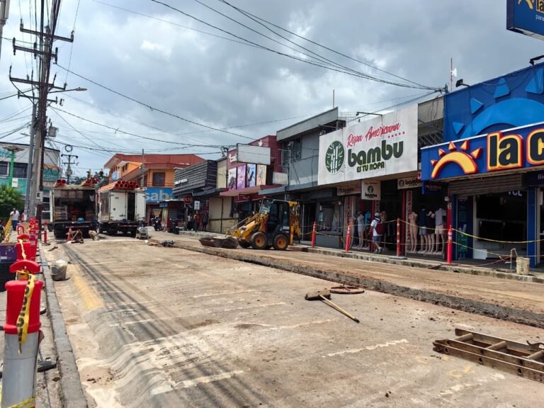 CIERRE DE VÍAS AL COSTADO ESTE DEL MERCADO MUNICIPAL POR  ALCANTARILLADO SANITARIO